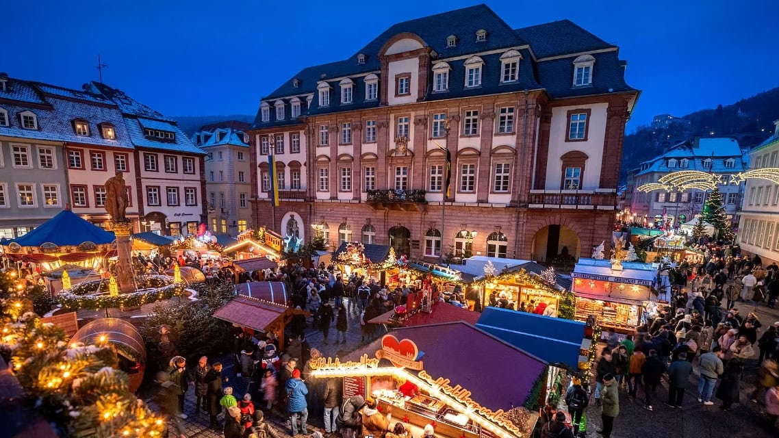 Weihnachtsmarkt auf dem Marktplatz in Heidelberg